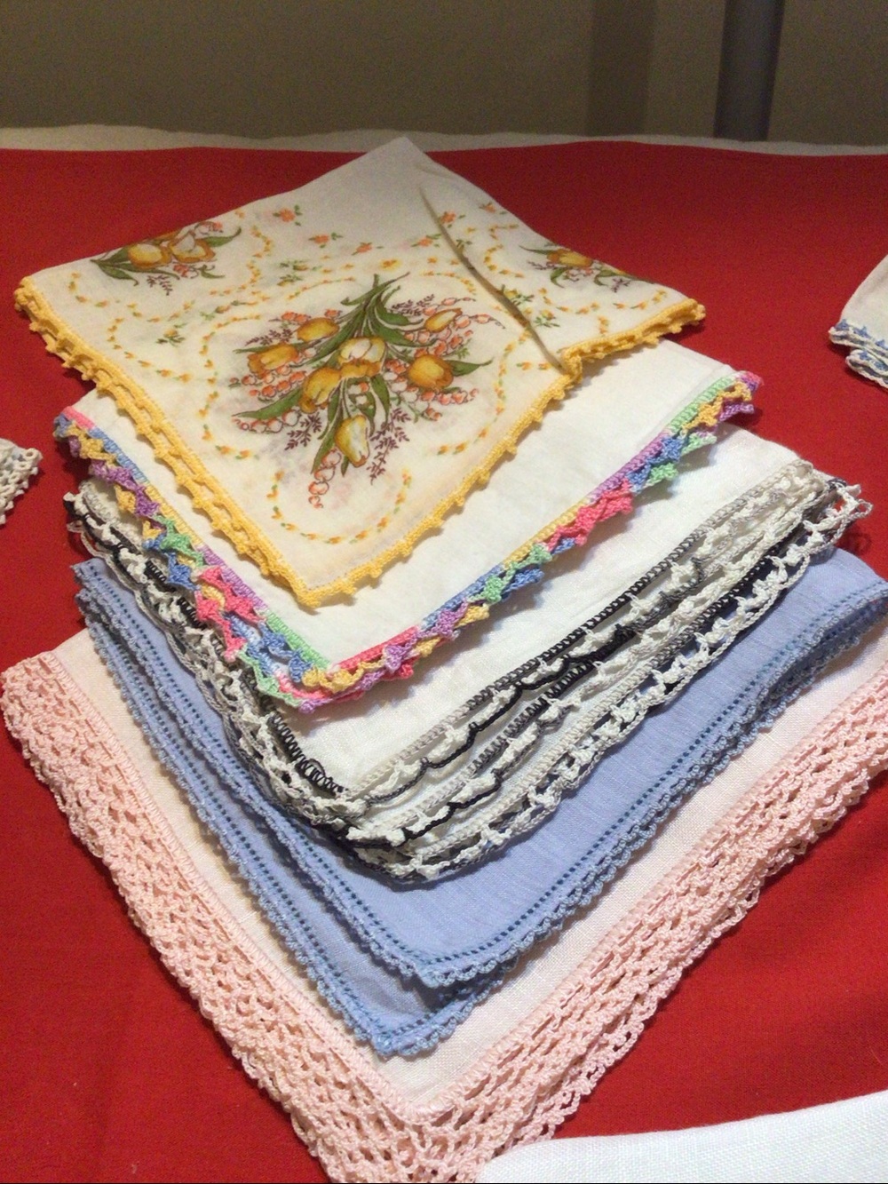 24 Vintage Hankies Handkerchiefs All w/decorative borders - Picture 3 of 7